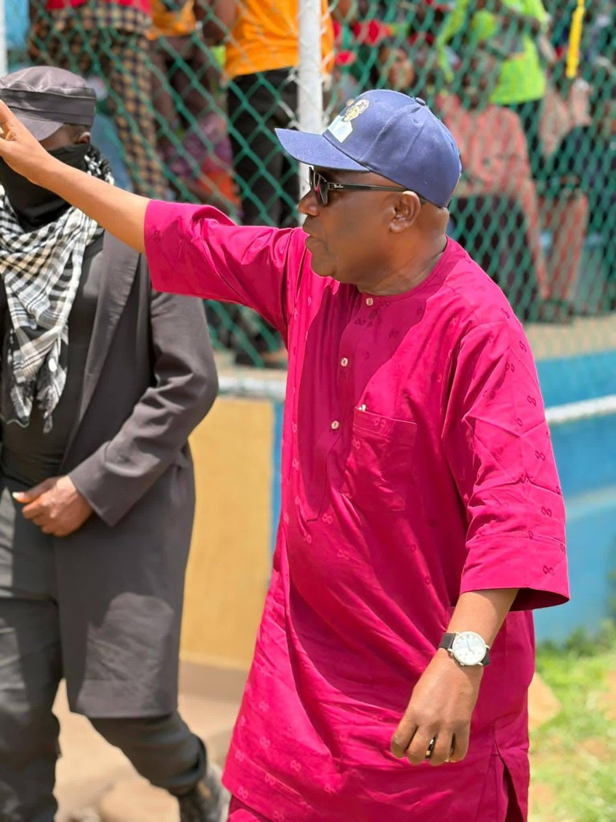 TwoHay12_'s tweet photo. Senator @BuhariOyoNorth empowers over 2,500 constituents, facilitated over 500 employment opportunity  for Oyo North Graduates. @ayomairoese @AyoOyalowo @muyiwag @Dolusegun16 @officialABAT @OfficialAPCNg @BabajideOtitoju @tvcnewsng @seunokin @channelstv https://t.co/VUFgOjQ3VY