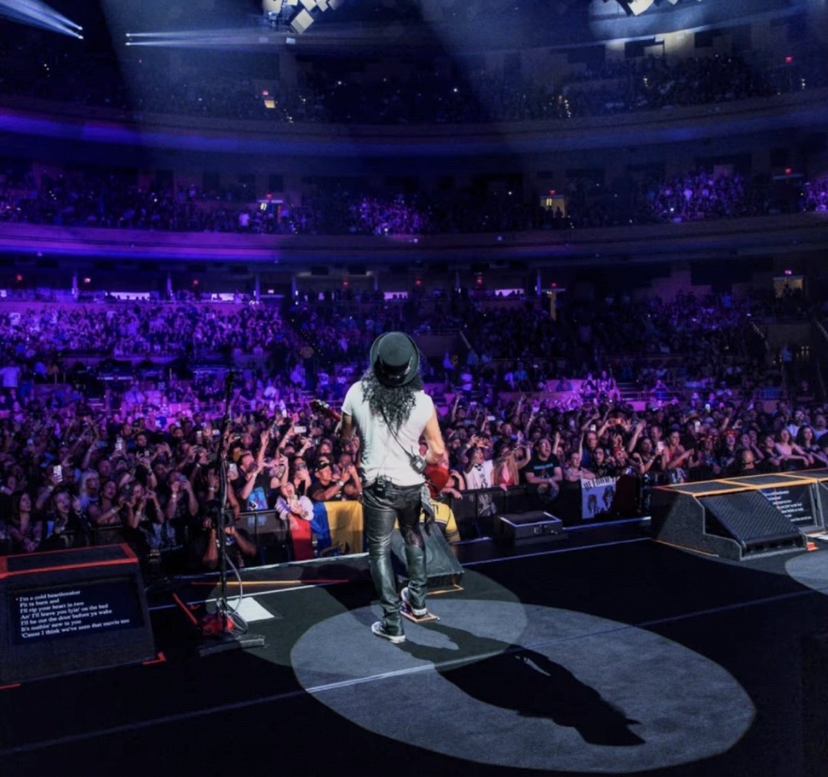 addict_slash's tweet image. April 30 2026 #Florida #hollywood 🇺🇲 @hardrockholly @slash @gunsnroses 🎩 🎸 🤘🏻 🌹 #gunsnroses #slash 📷 Guilhermeneto ©️