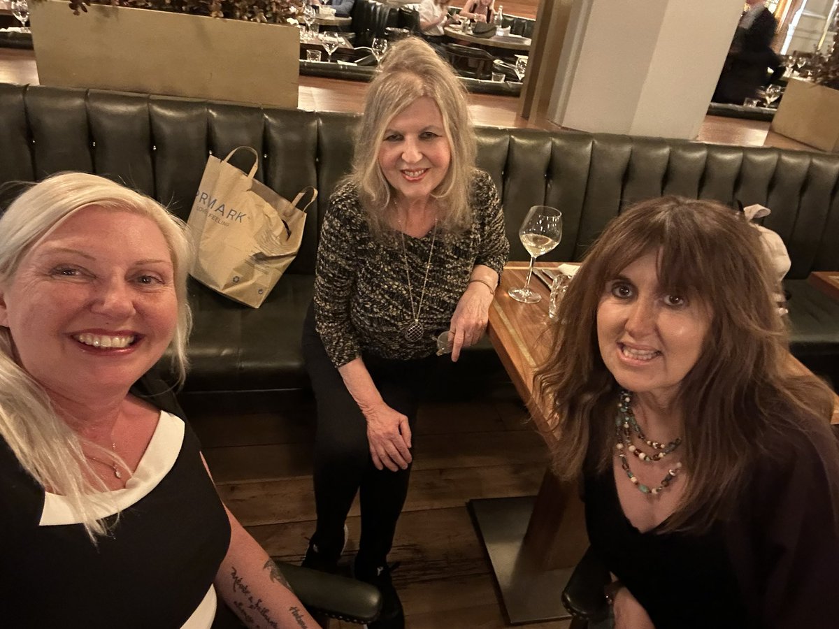 Julie 💛🍸☕🐾⚖️ 🇬🇧 tweet media