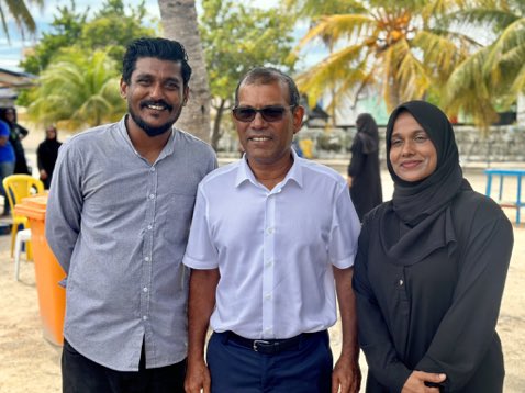 Ahmed_Eyeman's tweet photo. ރައީސް @MohamedNasheed އަދި އޮޕޮޒިޝަން ލީޑަރ @faya_i ތިމަރަފުށި ރައްޔިތުން ގާތަށް 🌼💛

#BoduBadhalu 
#VoteAnni 
#AnniForChair https://t.co/tx12kV3GKC