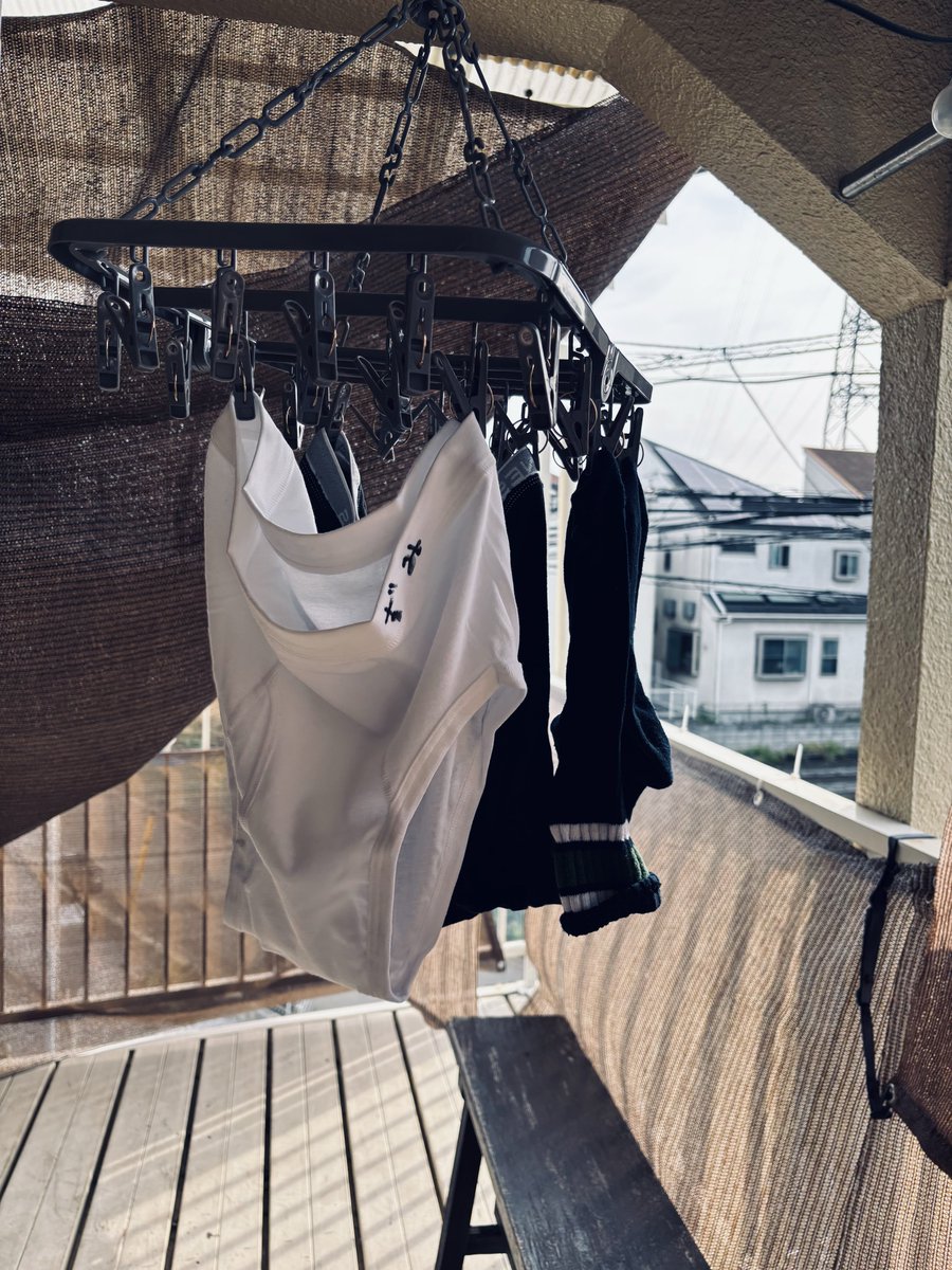 simagiku's tweet photo. 春過ぎて夏来にけらし白妙の
パンツほすてふ https://t.co/RcORZBQxf4