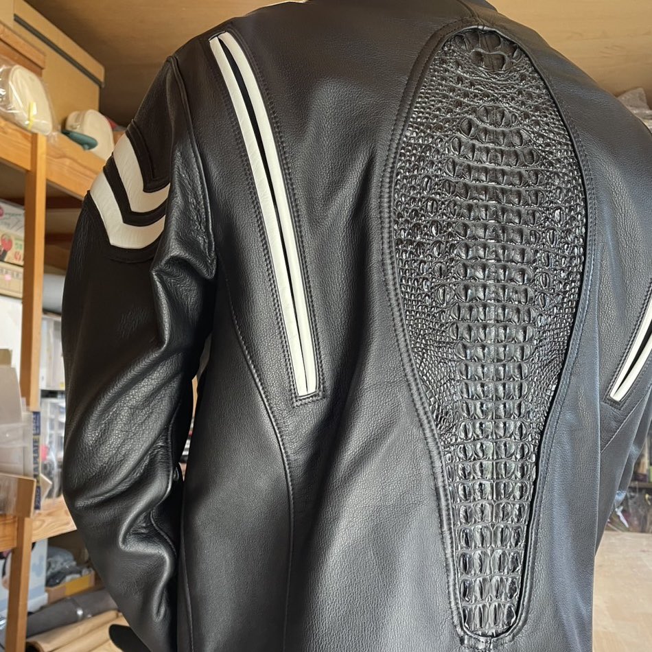Riderman_2's tweet photo. 暖かいけどツーリングにはいかず、趣味で革ジャンを制作中。最近燃費が良すぎる、リッター15キロとかある。トラブル前より良くなってる。そう言えばタイヤ交換代127512円(Fブレーキパッド代込み)でした。
#ducati899,#ツーキング,#革ジャン, https://t.co/TTq5wu4PhE