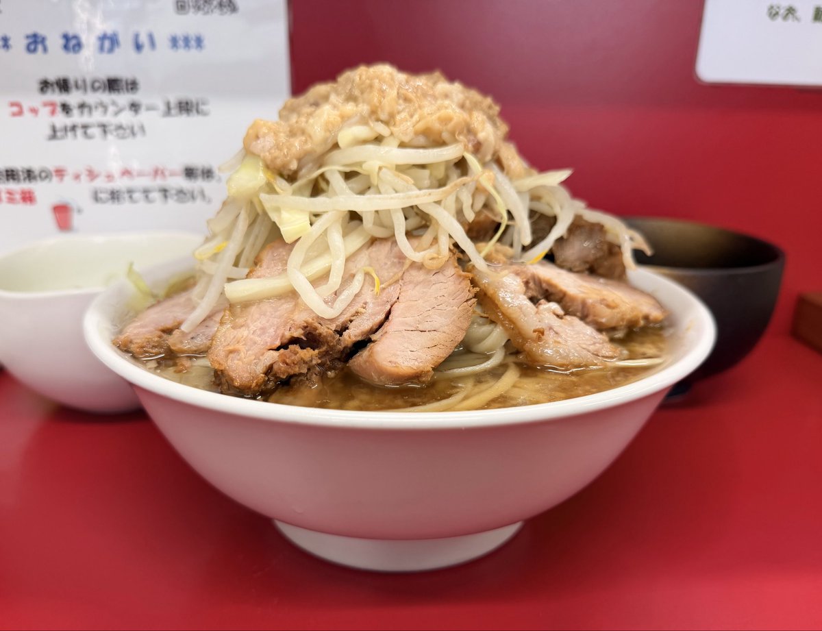 ラーメン二郎 神田神保町店

小豚 ¥1250
コール：ニンニク少な目、アブラ
生玉子 ¥100
ネギ ¥100

10ヶ月ぶりの訪問でした
美味しくいただきましたまる