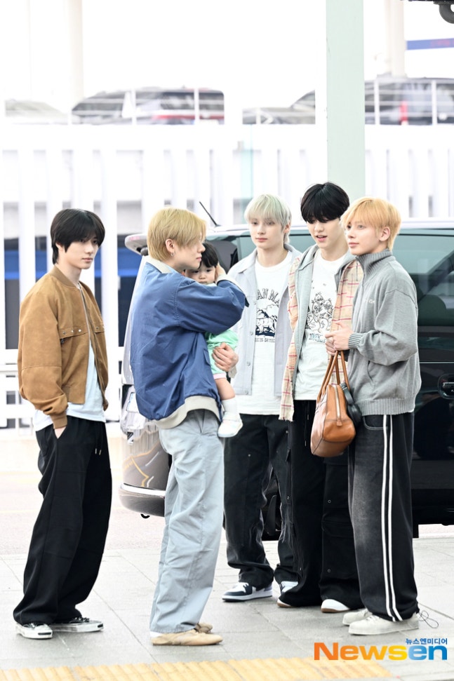 Kstyle_news's tweet photo. 【PHOTO】TXT ヨンジュン、番組で共演したユジュンくんを抱いて空港に！メンバーも見送り（動画あり）
https://t.co/8e4qHy72m4 https://t.co/vkhxUJlYWF