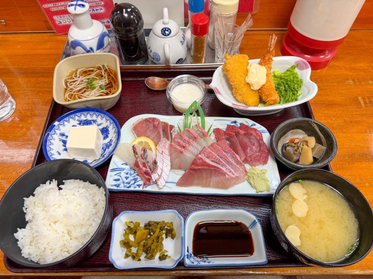 showgowon's tweet photo. 日本本土の西の端、平戸はいいぞ。

刺身食べ放題の店があって、
歴史ある教会建築と世界遺産があって、
海を見渡す大草原があって、
夕日ドライブは絶景。
しかもオーバーツーリズムとは無縁。 https://t.co/3IX8aawX8Y