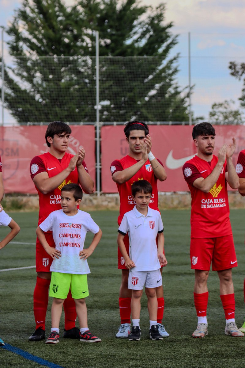 UDSantaMarta's tweet photo. ¡Buenísimos días! 👋🏼

Hoy no es un partido más, hoy es uno de esos días que se recuerdan con el paso de los años… 

Nunca antes habíamos soñado con estar peleando por un playoff de ascenso a 2RFEF. Y ahora, a falta de dos jornadas, dependemos de nosotros, de nuestra gente y de un Alfonso San Casto hasta arriba como en las grandes tardes 🥹

Nos jugamos muchísimo, y queremos hacerlo con vosotros al lado 

Hoy, más que nunca, llenemos nuestra casa. Hoy, más que nunca, creamos juntos ❤️🫂

#CreemosMásQueNunca
#OrgulloUDSM | #LaboreVictoriam