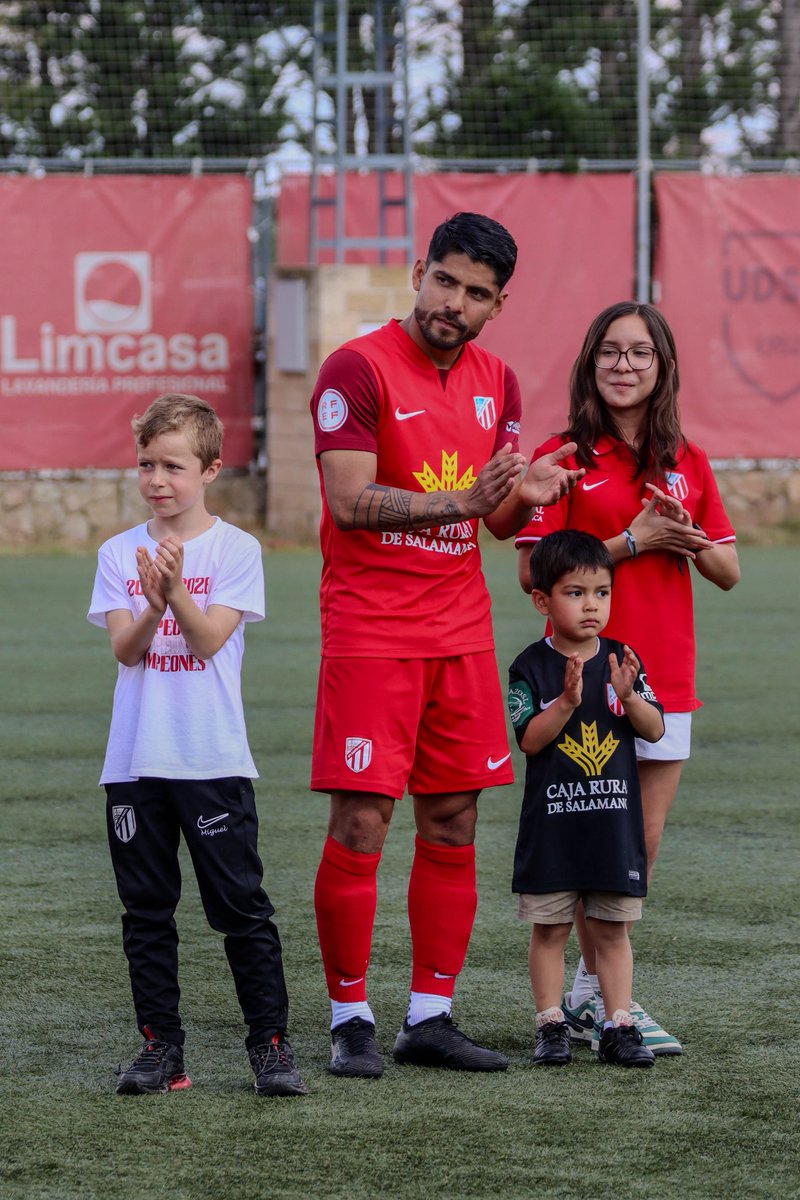 UDSantaMarta's tweet photo. ¡Buenísimos días! 👋🏼

Hoy no es un partido más, hoy es uno de esos días que se recuerdan con el paso de los años… 

Nunca antes habíamos soñado con estar peleando por un playoff de ascenso a 2RFEF. Y ahora, a falta de dos jornadas, dependemos de nosotros, de nuestra gente y de un Alfonso San Casto hasta arriba como en las grandes tardes 🥹

Nos jugamos muchísimo, y queremos hacerlo con vosotros al lado 

Hoy, más que nunca, llenemos nuestra casa. Hoy, más que nunca, creamos juntos ❤️🫂

#CreemosMásQueNunca
#OrgulloUDSM | #LaboreVictoriam