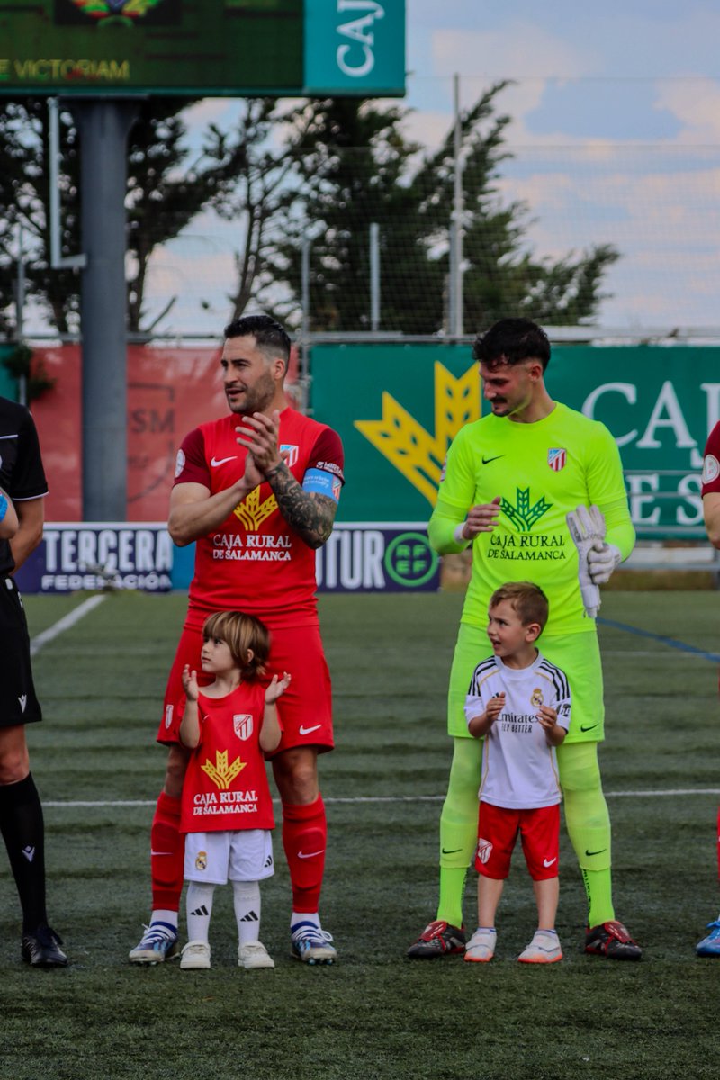 UDSantaMarta's tweet photo. ¡Buenísimos días! 👋🏼

Hoy no es un partido más, hoy es uno de esos días que se recuerdan con el paso de los años… 

Nunca antes habíamos soñado con estar peleando por un playoff de ascenso a 2RFEF. Y ahora, a falta de dos jornadas, dependemos de nosotros, de nuestra gente y de un Alfonso San Casto hasta arriba como en las grandes tardes 🥹

Nos jugamos muchísimo, y queremos hacerlo con vosotros al lado 

Hoy, más que nunca, llenemos nuestra casa. Hoy, más que nunca, creamos juntos ❤️🫂

#CreemosMásQueNunca
#OrgulloUDSM | #LaboreVictoriam