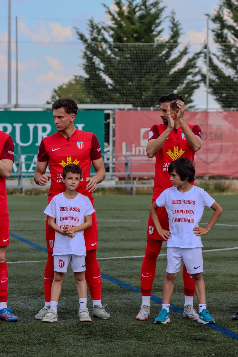 UDSantaMarta's tweet photo. ¡Buenísimos días! 👋🏼

Hoy no es un partido más, hoy es uno de esos días que se recuerdan con el paso de los años… 

Nunca antes habíamos soñado con estar peleando por un playoff de ascenso a 2RFEF. Y ahora, a falta de dos jornadas, dependemos de nosotros, de nuestra gente y de un Alfonso San Casto hasta arriba como en las grandes tardes 🥹

Nos jugamos muchísimo, y queremos hacerlo con vosotros al lado 

Hoy, más que nunca, llenemos nuestra casa. Hoy, más que nunca, creamos juntos ❤️🫂

#CreemosMásQueNunca
#OrgulloUDSM | #LaboreVictoriam