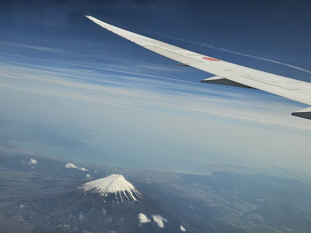 1WmYgaIwhq9rEqE's tweet photo. 今日は久しぶりに空活です✈️
羽田空港で野菜増しタンメン餃子セットを頂きました😋🍜🥟🥟🥟
飛行機から見る富士山は最高🗻✨️
👨✈️JOEさんの動画を思い出しながら広島空港のアプローチを体験しました😊 サトちゃん達はかわいい洋服を着て健在でした🐘🦣
#CaptainJoe
#CaptainRyu https://t.co/7WKK7RmXJK