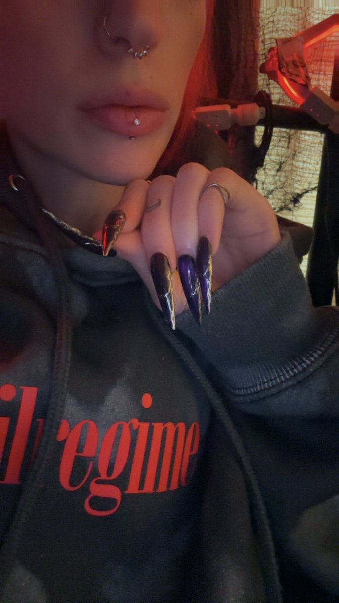 GamerGoddessV's tweet photo. Pretty privilege is real.
Unfortunately for you, so is the bill.

Now smile, little loser, you should be grateful it costs money just to exist in my orbit. https://t.co/vWHpCFm2P7