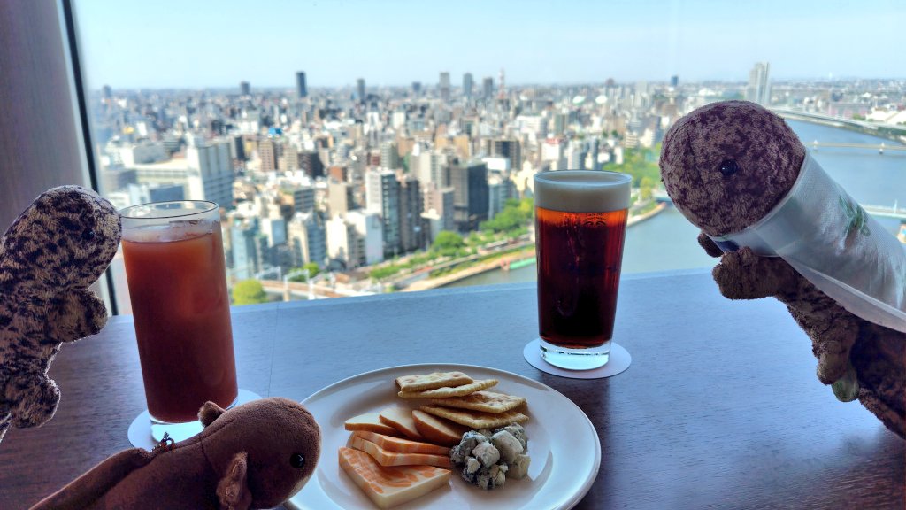 sanshoukun's tweet photo. 3年ぶりにアサヒビール本社22階のスカイルームへ⤴️
ハーフ＆ハーフ、カシスオレンジ、チーズ盛り合わせを注文☺️
ゴショウ君は幼生だからアルコールなし🙂‍↔️
おかわりにワンサードとキャビア風味のポテトチップス🙂
真横にスカイツリーや浅草の街並みを眺めながら⋯
#昼間っから飲むビール最高❤️ https://t.co/PTrzURcmPs