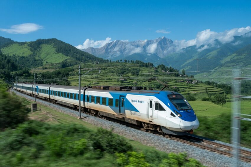 TareenAneesa's tweet image. Passengers on the first routine journey called the experience comfortable, fast, and historic—especially praising the convenience it offers elderly travellers and families. Many also thanked Narendra Modi for the initiative.
#PassengerExperience #PMModi #TravelEase #ModernIndia