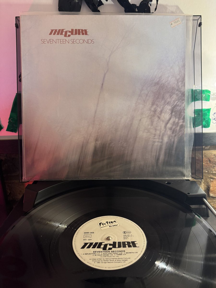 lee0969's tweet image. On this day in 1980 No 28 UK Album Chart The Cure “Seventeen Seconds” IMHO their finest album and so bleak it’s epic. A difficult choice but I’ll choose “A Forest” how about you? #1980s #TheCure @jillwebb2005 @nikidoog @Carolyn_on_x  @FatOldAnarchist @brunstead @SkaManD14