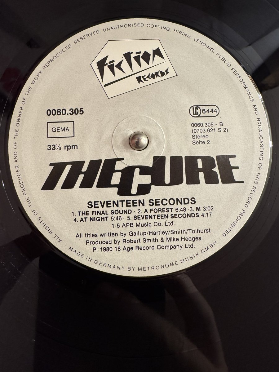 lee0969's tweet image. On this day in 1980 No 28 UK Album Chart The Cure “Seventeen Seconds” IMHO their finest album and so bleak it’s epic. A difficult choice but I’ll choose “A Forest” how about you? #1980s #TheCure @jillwebb2005 @nikidoog @Carolyn_on_x  @FatOldAnarchist @brunstead @SkaManD14