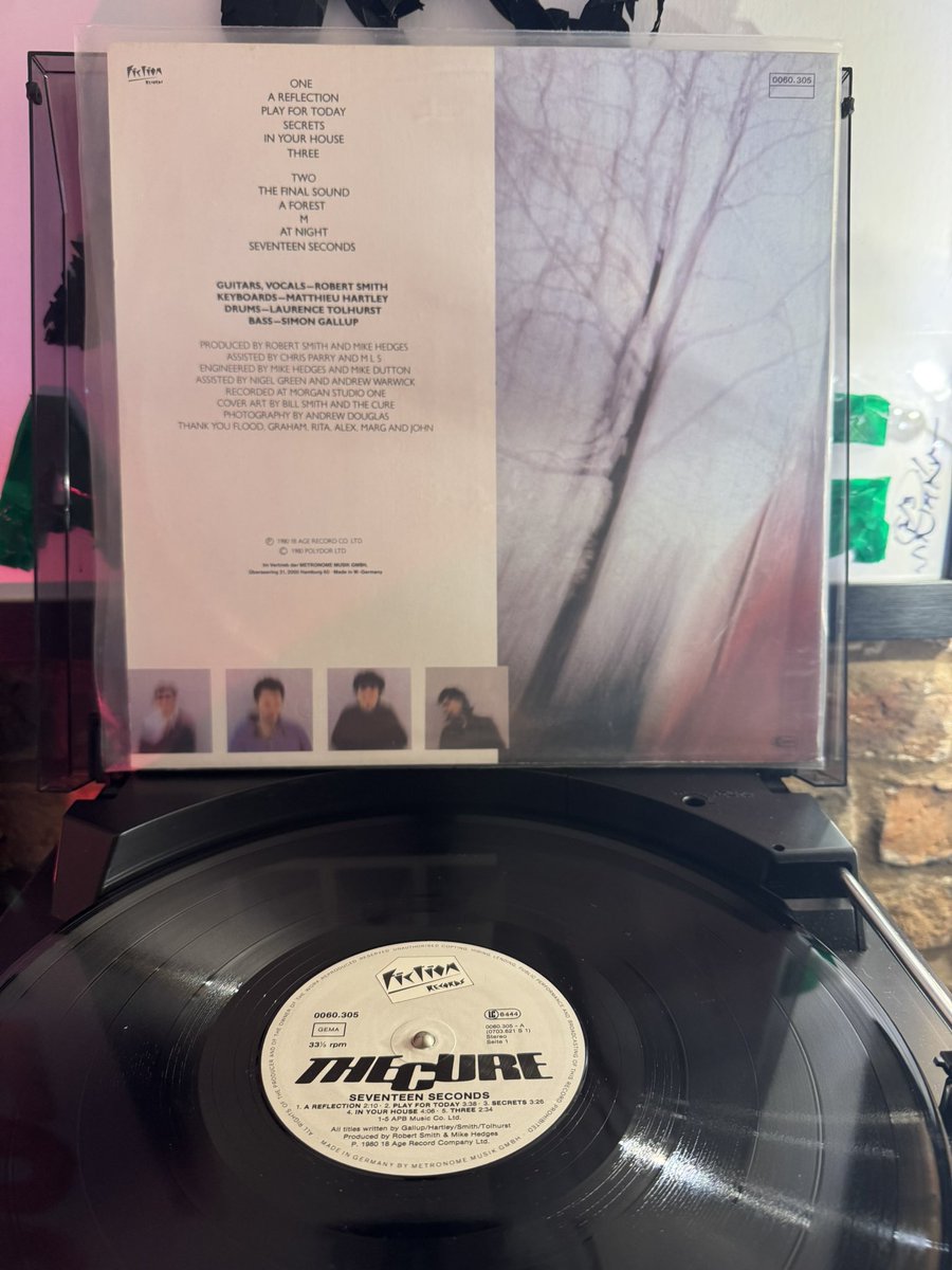 lee0969's tweet image. On this day in 1980 No 28 UK Album Chart The Cure “Seventeen Seconds” IMHO their finest album and so bleak it’s epic. A difficult choice but I’ll choose “A Forest” how about you? #1980s #TheCure @jillwebb2005 @nikidoog @Carolyn_on_x  @FatOldAnarchist @brunstead @SkaManD14