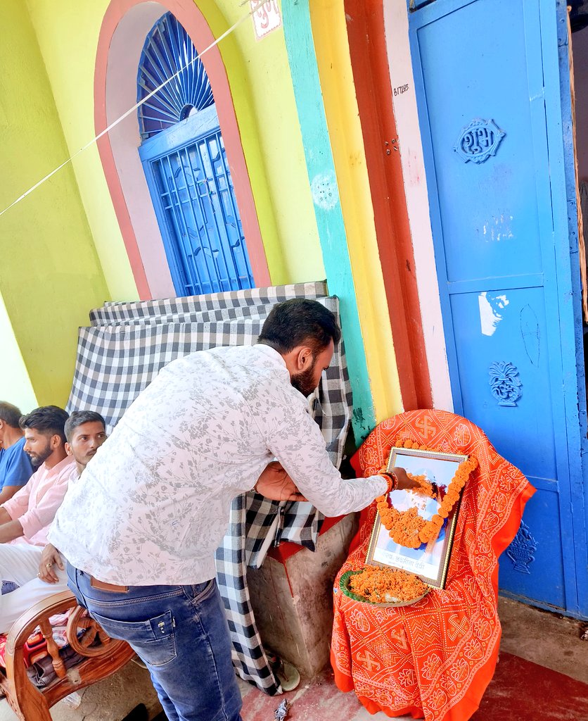 prakashraioffic's tweet photo. उंटारीरोड प्रखंड के ग्राम सतबहिनी में मित्र सरोज जीकी पूजनीय माताजीके ब्रह्मभोज कार्यक्रम में सम्मिलित होकर भावभीनी श्रद्धांजलि अर्पित की।ईश्वर पुण्यात्माको अपने श्रीचरणों में स्थान दें,शोकाकुल परिवार शक्ति व संबल प्रदान करें।अश्रुपूरित श्रद्धांजलि 🙏💐#RestInPeaceMa #maa #mataji https://t.co/zx68Mi81oV