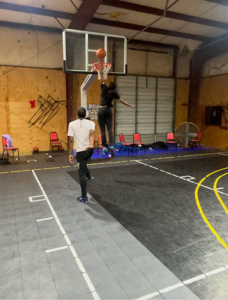 7Grays's tweet photo. 😲😲😲🏀☕️🍩 @ShowGrays almost jammed it! At 6’ tall this crazy! #girlsdunktoo @starplairs https://t.co/8rl1cEfqbV