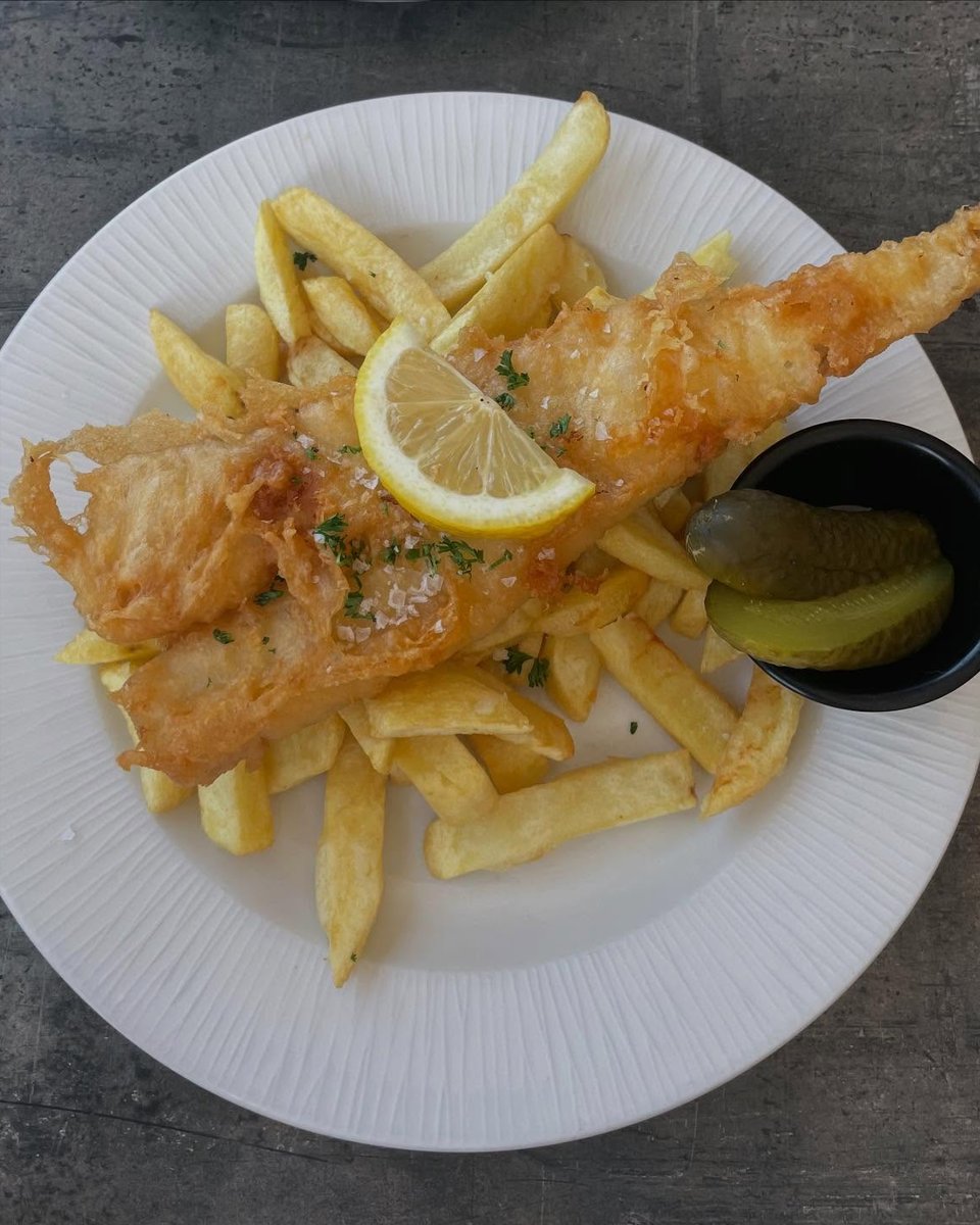 no1cromer's tweet photo. The long weekend’s here!
Fish on, sea air in, no rush to be anywhere else  🐟 🌊

Takeaway by the sea or upstairs with a view, either way, we’re here all Bank Holiday weekend! https://t.co/6f3wNeSbwd