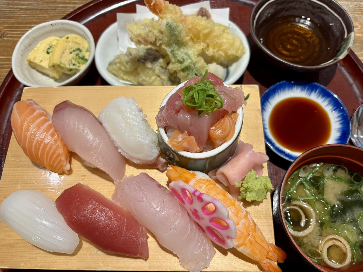 maki11201120's tweet photo. 和歌山に遊びに来てま〜す🚗³₃✨

店長おまかせ握り定食（おちょこ丼付き）🍣
とっても美味しかったです🤭💓

海もキラキラで綺麗でした🌊✨
御朱印もいただきました🍀

そろそろ帰りま〜す🚗³₃
ばいばい
和歌山のフォロワーさん
またね〜💕

 #御朱印 https://t.co/P5Sa6isF8e
