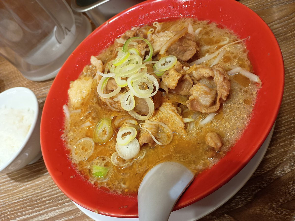 yassy0000's tweet photo. ばんから上野店さん
上野店だけど御徒町駅のすぐそばです
しょうがの効いた味噌スープと甘じょっぱい豚肉が最高😋
お断りした無料ライスがなぜか運ばれてきので豚肉をon the ライスでいただきました✨️ https://t.co/uPxagg1ecj