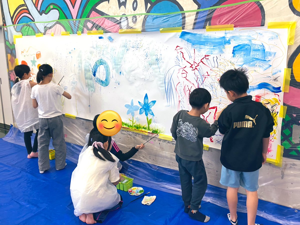 mahonishimura's tweet photo. 緑児童館アートクラブ担当でした🍀

本日のテーマはライブペイント🎶

目に見えないものを絵にする勇気💖

最初は戸惑いつつも、音を絵にするウォーミングアップからみなさんノリノリのパフォーマンス🕺

最後にみんなで組曲にのって大きなライブペイント🌈

ありがとうございました👏 https://t.co/oRQmxDP2ah