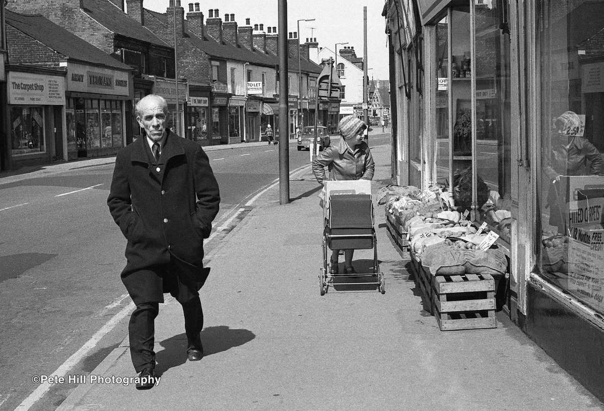 Pott_Shrigley_'s tweet image. Another photo of the legendary Heeley Potato Centre has emerged, with their full range of potatoes displayed on the street.
#Sheffield