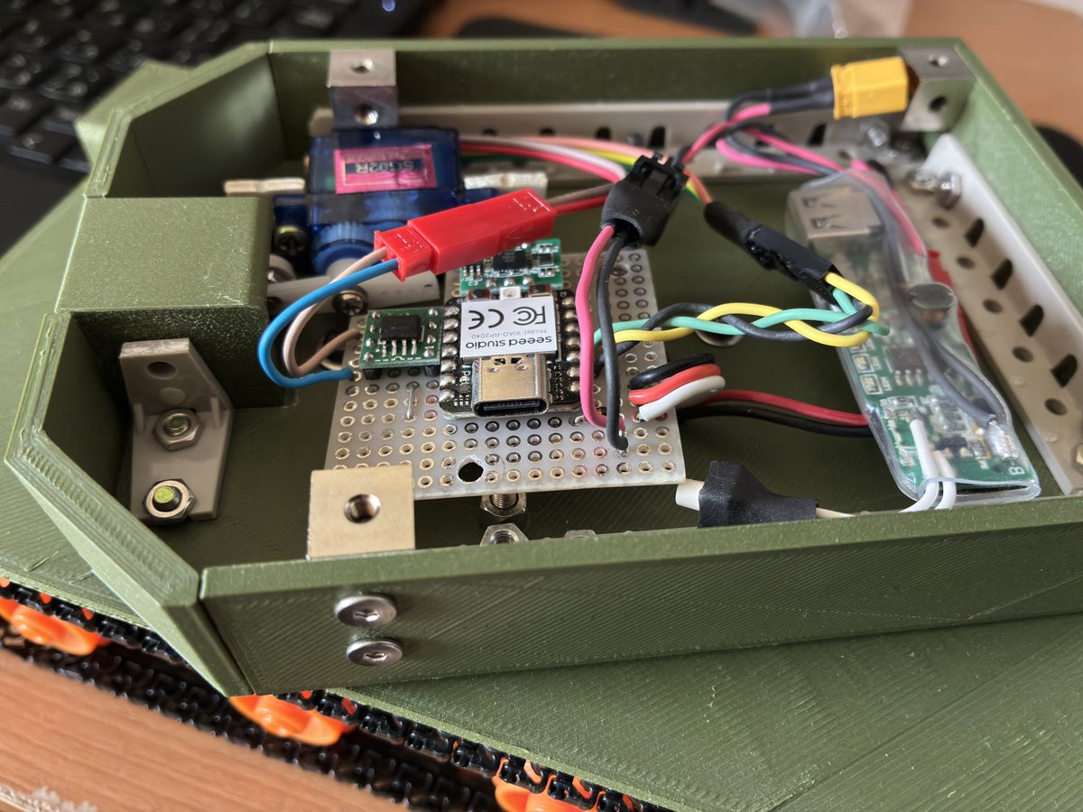 _electro_master's tweet photo. 久しぶりに自作ラジコン戦車の砲安定装置を改良した
#20式戦車 https://t.co/D1sAmEogdF