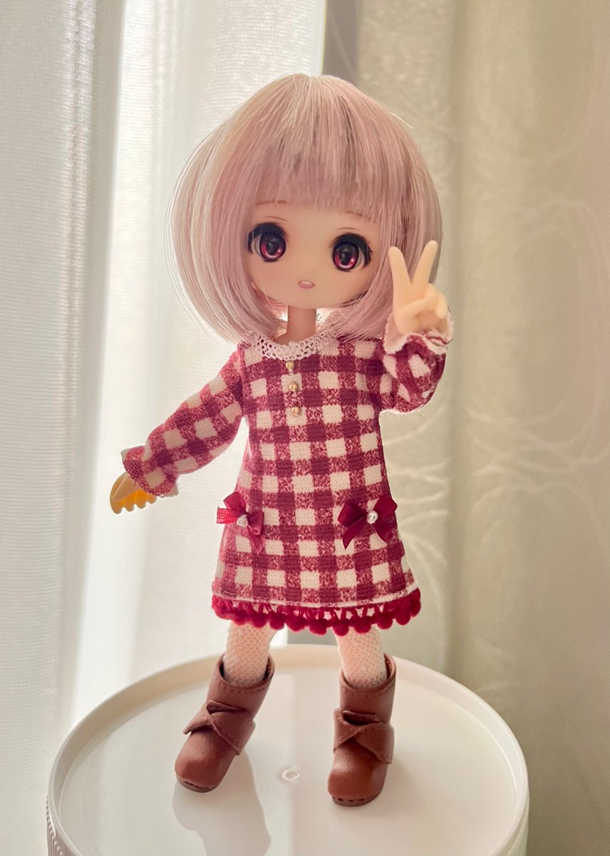 toookowinter's tweet photo. 〝ピコD〟サイズで頒布されているの珍しくないか〜！？✨と、少し前のイベントで購入していたワンピにお着替え🎀
(基本OB11サイズで問題ないのだが、時々スカート丈が気になる)

ヒカリヘッドなので付属のカチューシャは出来なかったけどかわいい✌️ https://t.co/JQ5Zk1TCtv