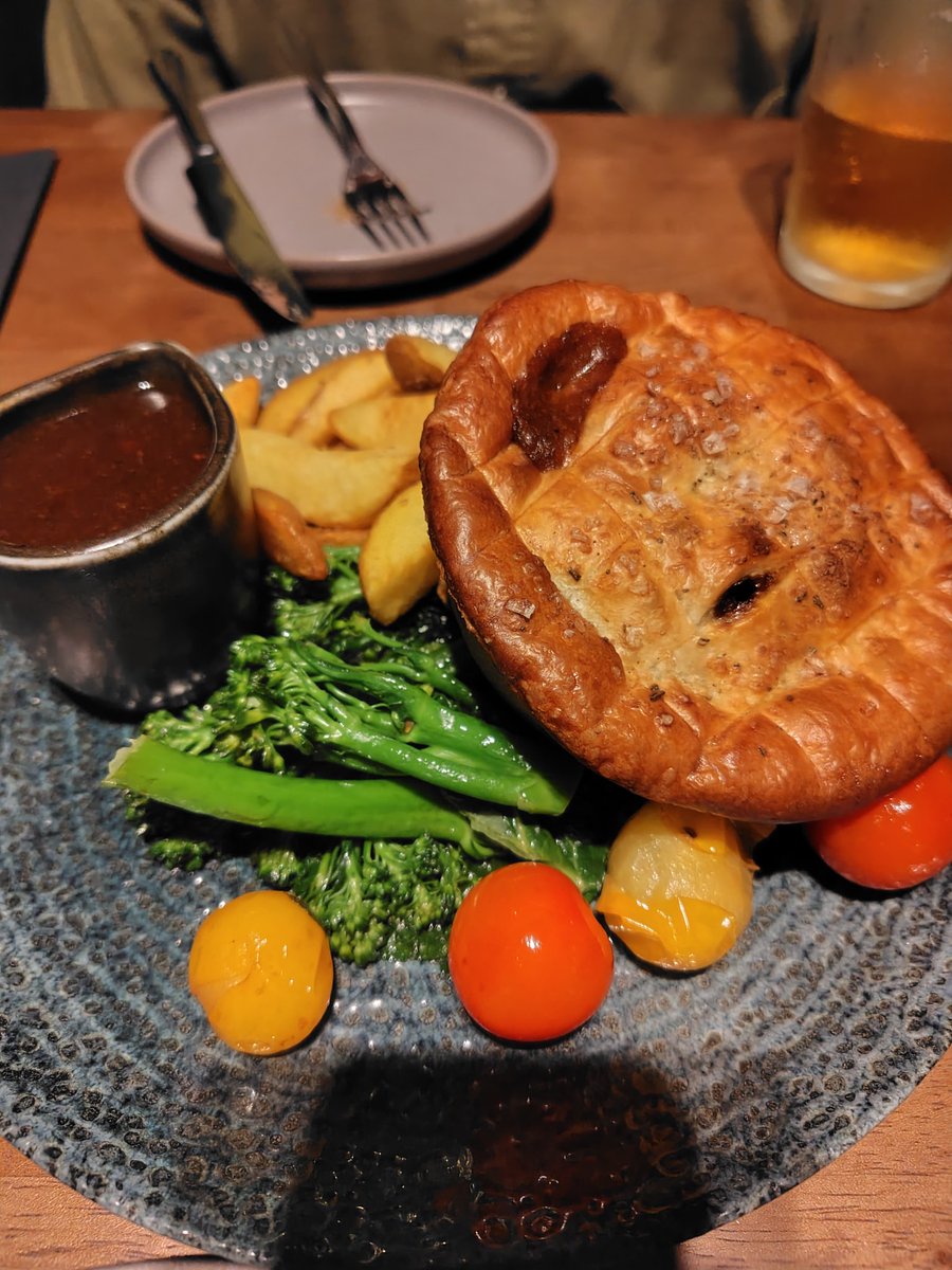 バイバイ、エディンバラ！
今日は鉄道でダラムに行くよー！
昨日の夕食のステーキパイがお肉ごろんごろんで美味しい&amp;ビールのグラスがめちゃくちゃ可愛かった🥰