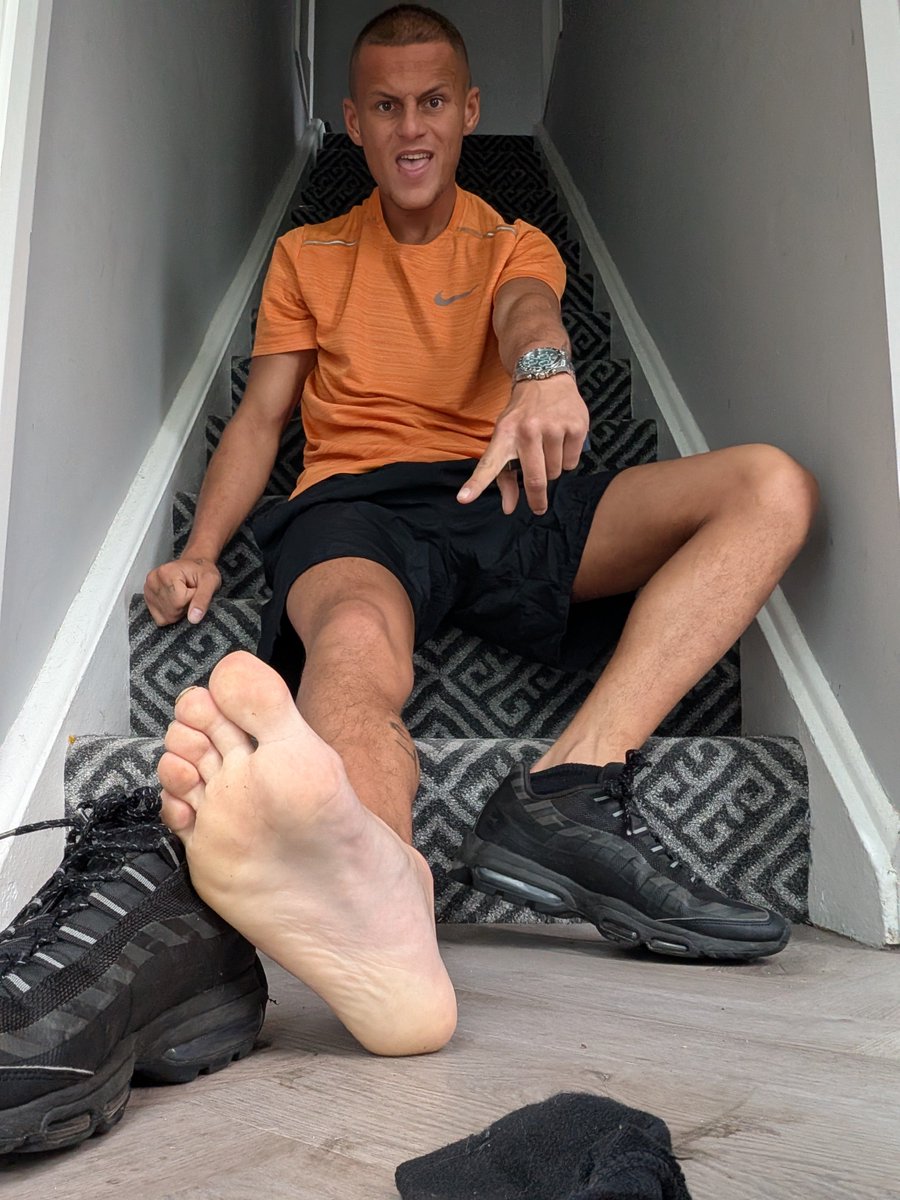 HornballChav's tweet photo. Worship my feet like the king I am 😈💸👣

#cashmaster #top #dom #hung #teencock #piss #daddy #master #teenchav #chav #bdsm #findom #sniffandsend #chudai #scally #feet #footfetısh https://t.co/Uq39Yylrg2