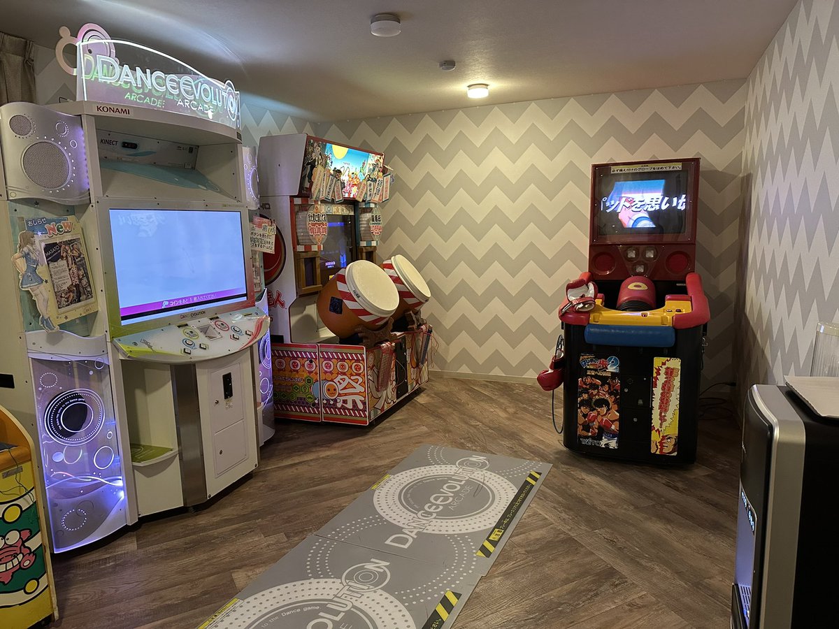 nomkrcn8's tweet photo. 小さいけどゲーセンのあるなんて、ラブホはやっぱり楽しいですね😆 https://t.co/UDrIDvFXT9
