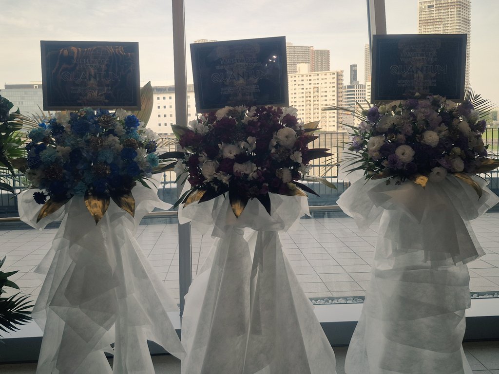 会場でお花を見ようと探し回ったら、なんと案内と反対…入口を左に行かないと見られなくて、1周しちゃった💦結局奥で繋がるから、見たい人は左回りに。

写真、逆光で色がわからん😭
でも、とても綺麗でした✨
いつもありがとうございます！
#FANKSお花企画