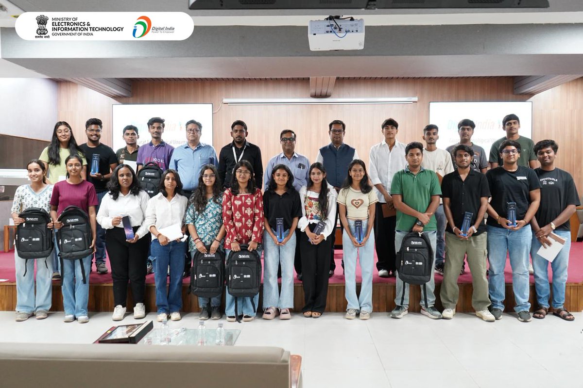GoI_MeitY's tweet image. Student interactions sparked engaging conversations focused on the real-world impact of digital platforms. 
#DigitalIndia #Gujarat #YouthForDigitalIndia #Innovation #DigitalFuture @gtuoffice