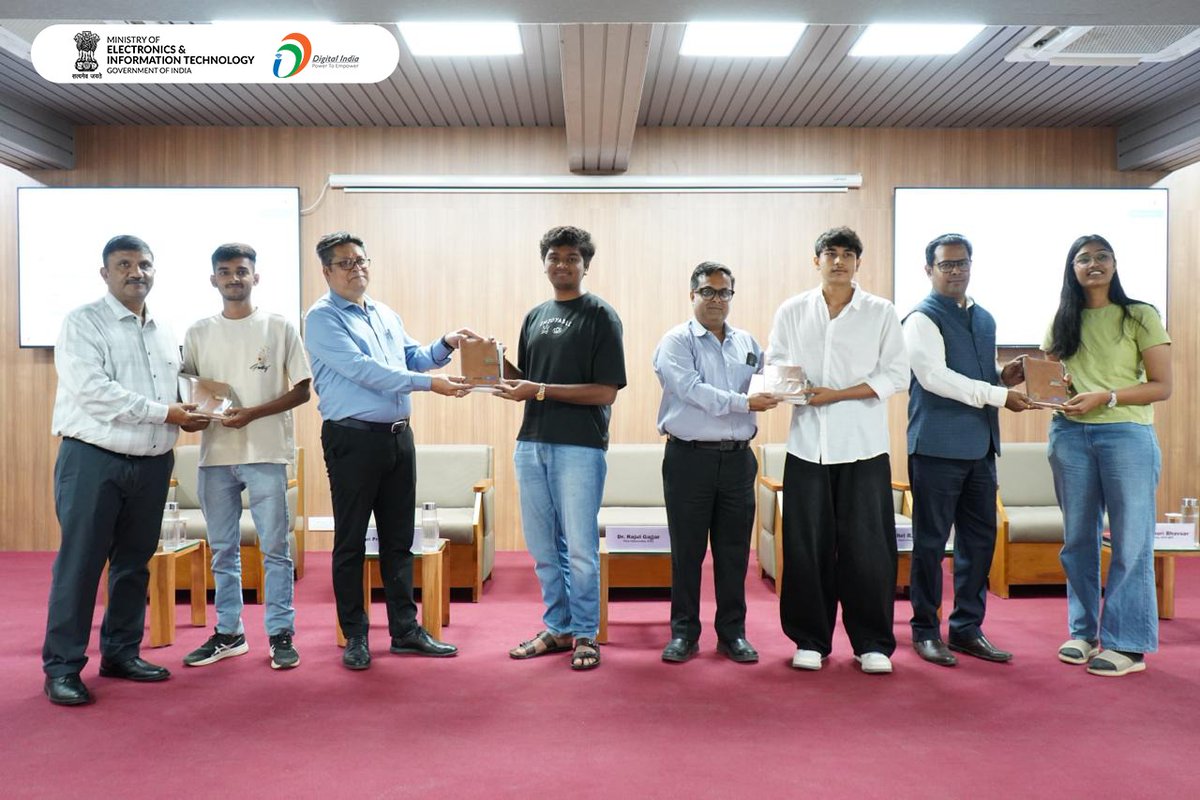 GoI_MeitY's tweet image. Student interactions sparked engaging conversations focused on the real-world impact of digital platforms. 
#DigitalIndia #Gujarat #YouthForDigitalIndia #Innovation #DigitalFuture @gtuoffice