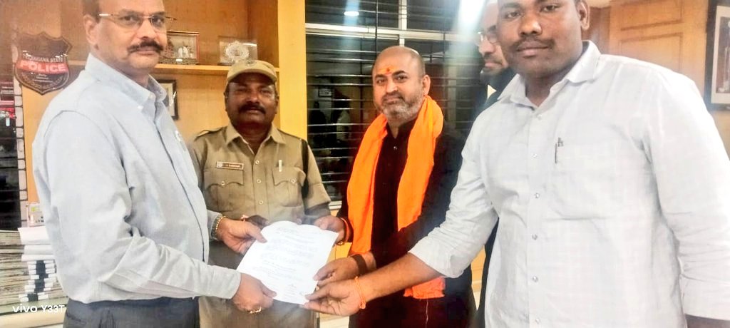 KothwalDayanand's tweet photo. @revanth_anumula 
@TelanganaCMO 
@UttamINC 
@mpponguleti 
@Ponnam_INC 
@buyyani_reddy 
@TelanganaCS 
@TelanganaDGP 
@TelanganaCOPs 
తెలంగాణ డీజీపీ సి వి ఆనంద్ IPS సార్ గారికి శుభాకాంక్షలు తెలిపిన హోంగార్డ్స్ సంఘము నాయకులు
తెలంగాణ రాష్ట్రము లో పుట్టి,పెరిగి 
స్వంత క్యాడర్లో అనేక https://t.co/Y3O5EPQYbc