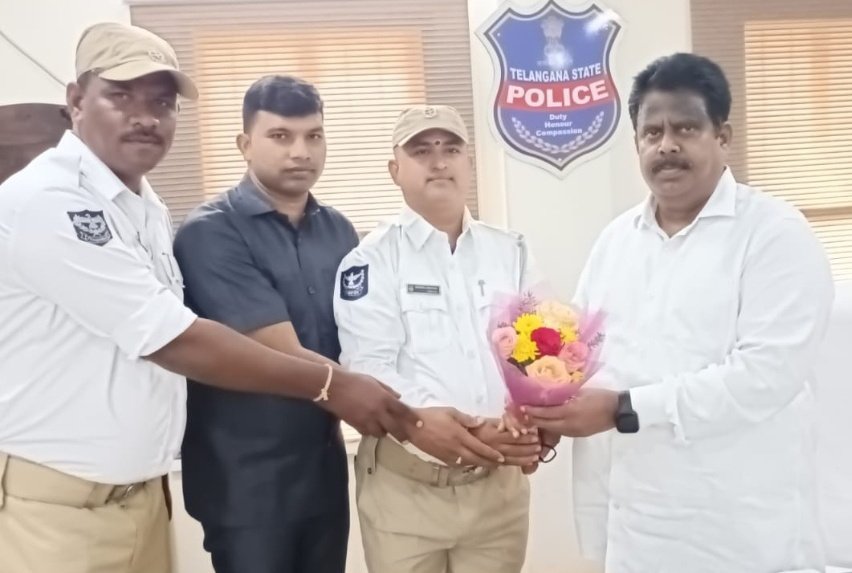 KothwalDayanand's tweet photo. @revanth_anumula 
@TelanganaCMO 
@UttamINC 
@mpponguleti 
@Ponnam_INC 
@buyyani_reddy 
@TelanganaCS 
@TelanganaDGP 
@TelanganaCOPs 
తెలంగాణ డీజీపీ సి వి ఆనంద్ IPS సార్ గారికి శుభాకాంక్షలు తెలిపిన హోంగార్డ్స్ సంఘము నాయకులు
తెలంగాణ రాష్ట్రము లో పుట్టి,పెరిగి 
స్వంత క్యాడర్లో అనేక https://t.co/Y3O5EPQYbc