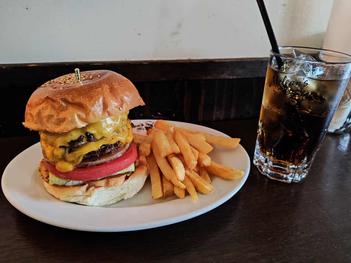 nyacano's tweet photo. ひさびさに、がっつりとバーガー食べたくなったので、マクレーンオールドバーガーへ。 https://t.co/1vpLwuaN7z
