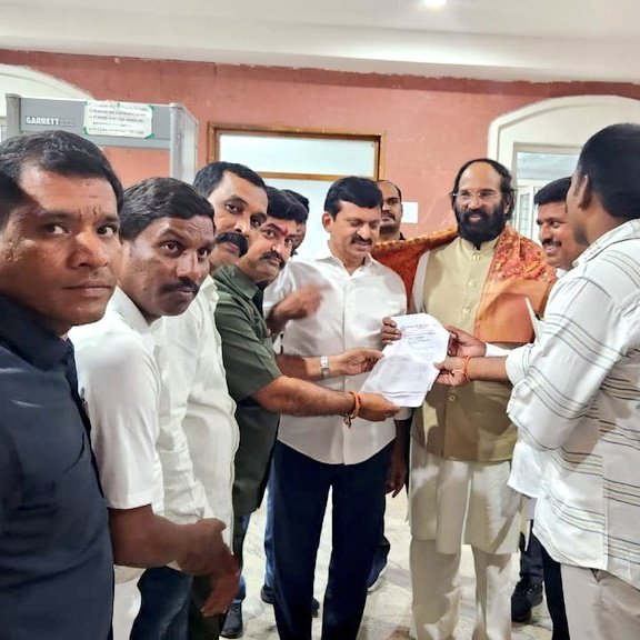 KothwalDayanand's tweet photo. భాగాలలో ఉద్యోగ విధులు నిర్వహించి 
 స్వరాష్ట్ర ప్రజలకు భద్రత పెద్దపీట వేస్తూ ... 
ప్రజల రక్షణనే ద్వేయంగా.

నేడు రాష్ట్ర డైరెక్టర్ జనరల్ ఆఫ్ పోలీస్ గా 
 పదవి బాధ్యతలు చేపట్టిన డైనమిక్ పోలీస్ ఆఫీసర్ గౌరవ శ్రీ సి వి ఆనంద్ IPS డీజీపీ గారికి* హృదయపూర్వక శుభాకాంక్షలు తెలిపిన తెలంగాణ https://t.co/5YVVxiMjdM