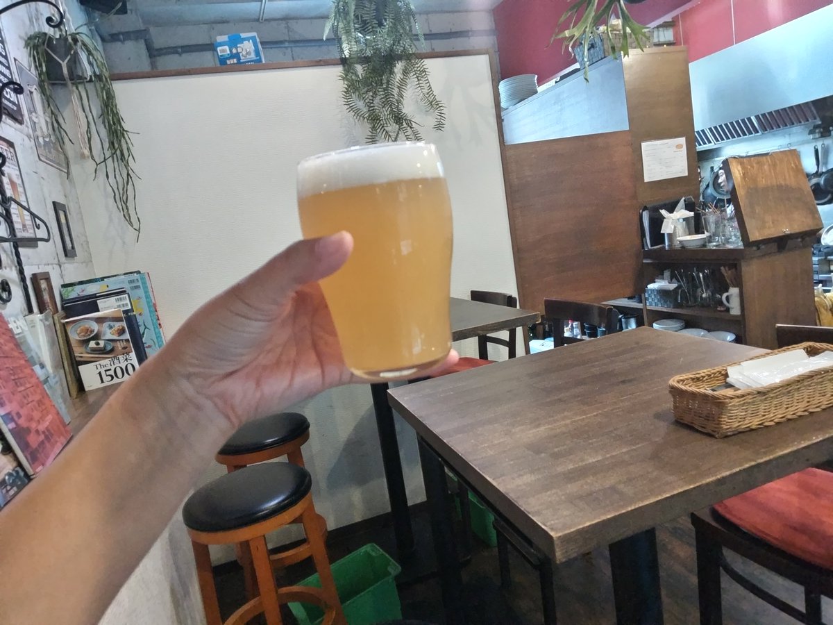 weiss1229's tweet photo. せっかくだから神戸ビール(ヘイジー)と六甲ビール(セゾン)も
🍺( '-'🍺 )
苦味少なめあっさりで飲みやすい!
セゾンは一昨年か三年前のメリケンフェスのキッチンカーで飲んだことあるやつかな~多分。
好みではグレフル風味のヘイジーに軍杯!
#STARBOARD
#beer
#三ノ宮 https://t.co/3A0vkFGomv