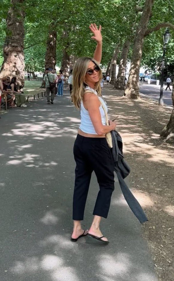 AnistonJen62068's tweet photo. Happy new month to y’all fans😍❤️
#jenniferaniston 
#Hollywood 
#fypシ゚viral #fypシ゚viralシfypシ゚ https://t.co/xeXaffsAeq