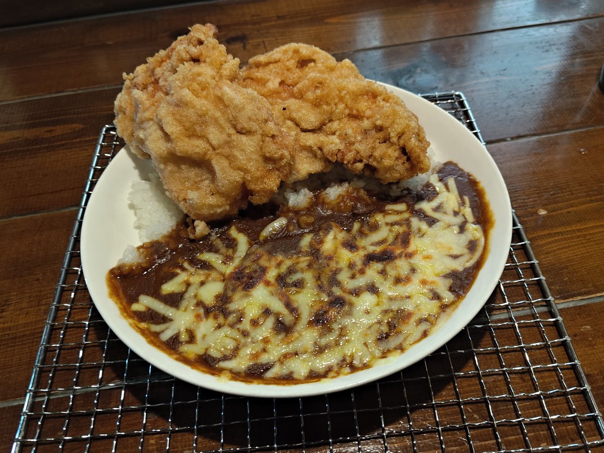 dachong31's tweet photo. 黄金マッハカレー。ものすごく久し振り… たぶん8年ぶりぐらい。唐揚げは相変わらずバリッバリ。味はまあ… 時間経ってるから記憶曖昧だけど少し変わったような気がする。ただ雰囲気が何とも。色々あったんだろうなって思うんだけど、ちょっと気軽に知人に勧められる雰囲気ではなくなっちゃったかな。 https://t.co/jB1FNrAs3U