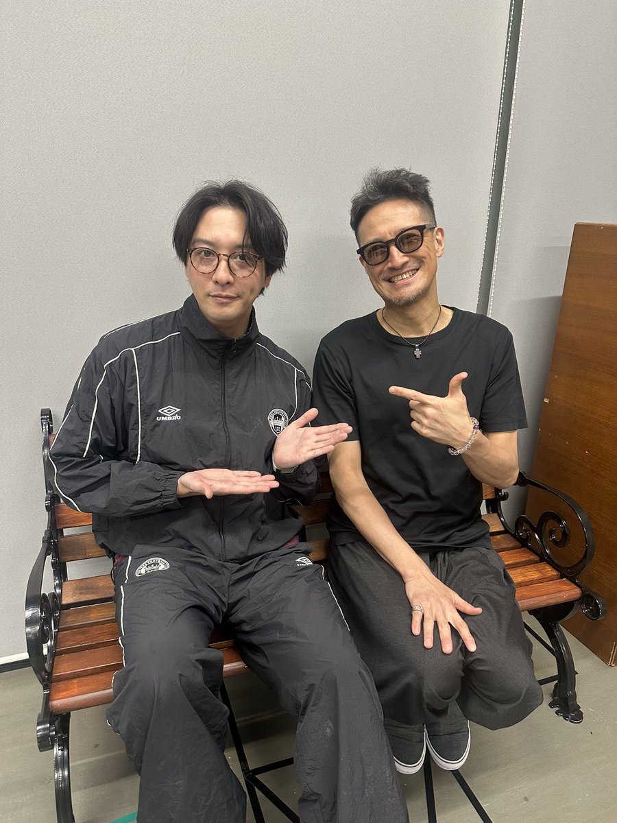 shu_wa1026's tweet image. 舞台『はがきの王様』稽古も中盤へと差し掛かり、座組の雰囲気もMAXの状態です
主演の松岡昌宏さんにツーショットをお願いしたら快く撮らせてくださいました📷
まずは下北本多劇場から始まり、最後大阪大千穐楽まで突き進みます。
みなさま開演まで楽しみにお待ち下さい✌️

#はがきの王様