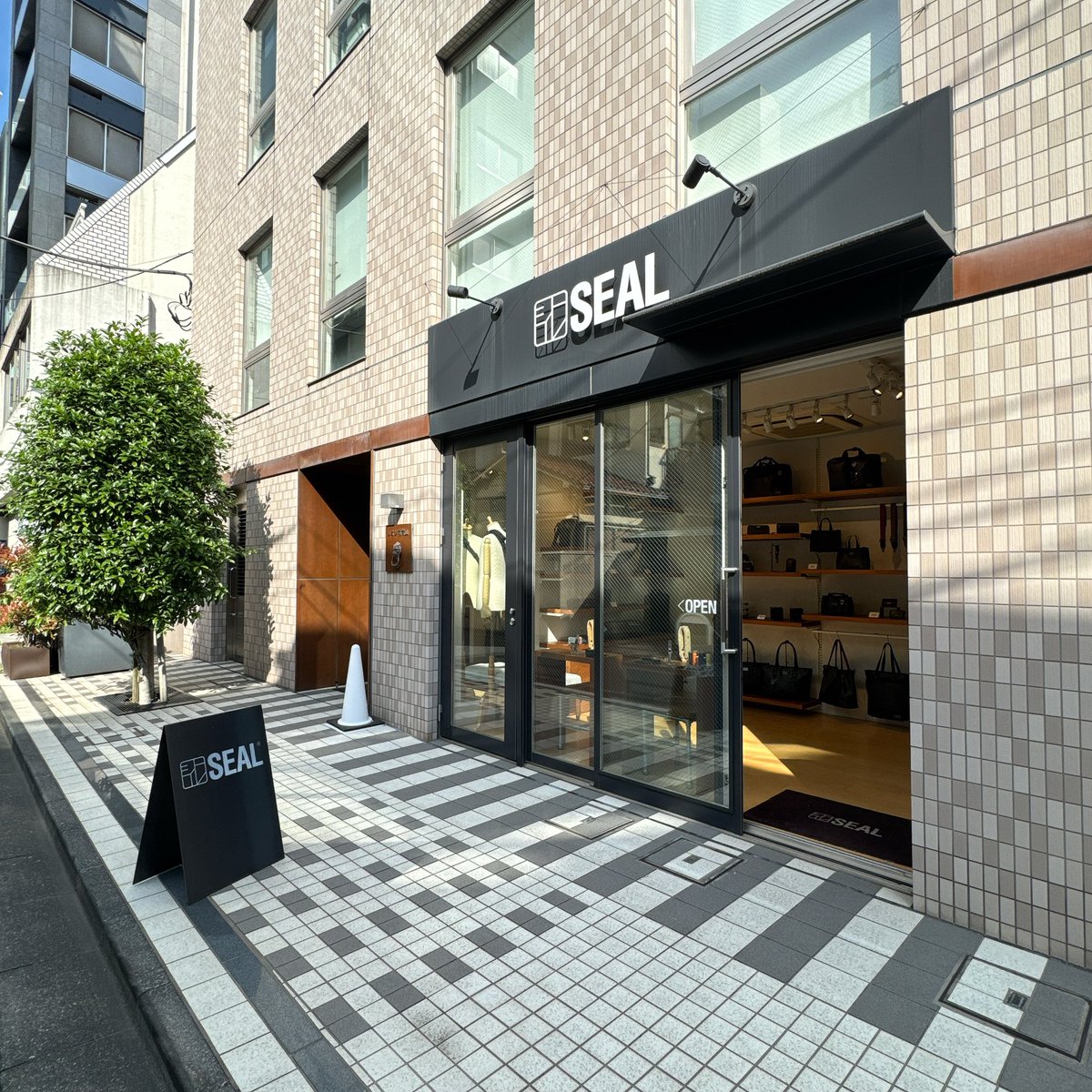 yasu___pr's tweet image. SEAL表参道本店で、
ワークショップに参加。
カードケースを作らせていただきました。

名刺入れも購入。
いい買い物ができました🙌

@seal_brand1 
#SEAL
#アップサイクル