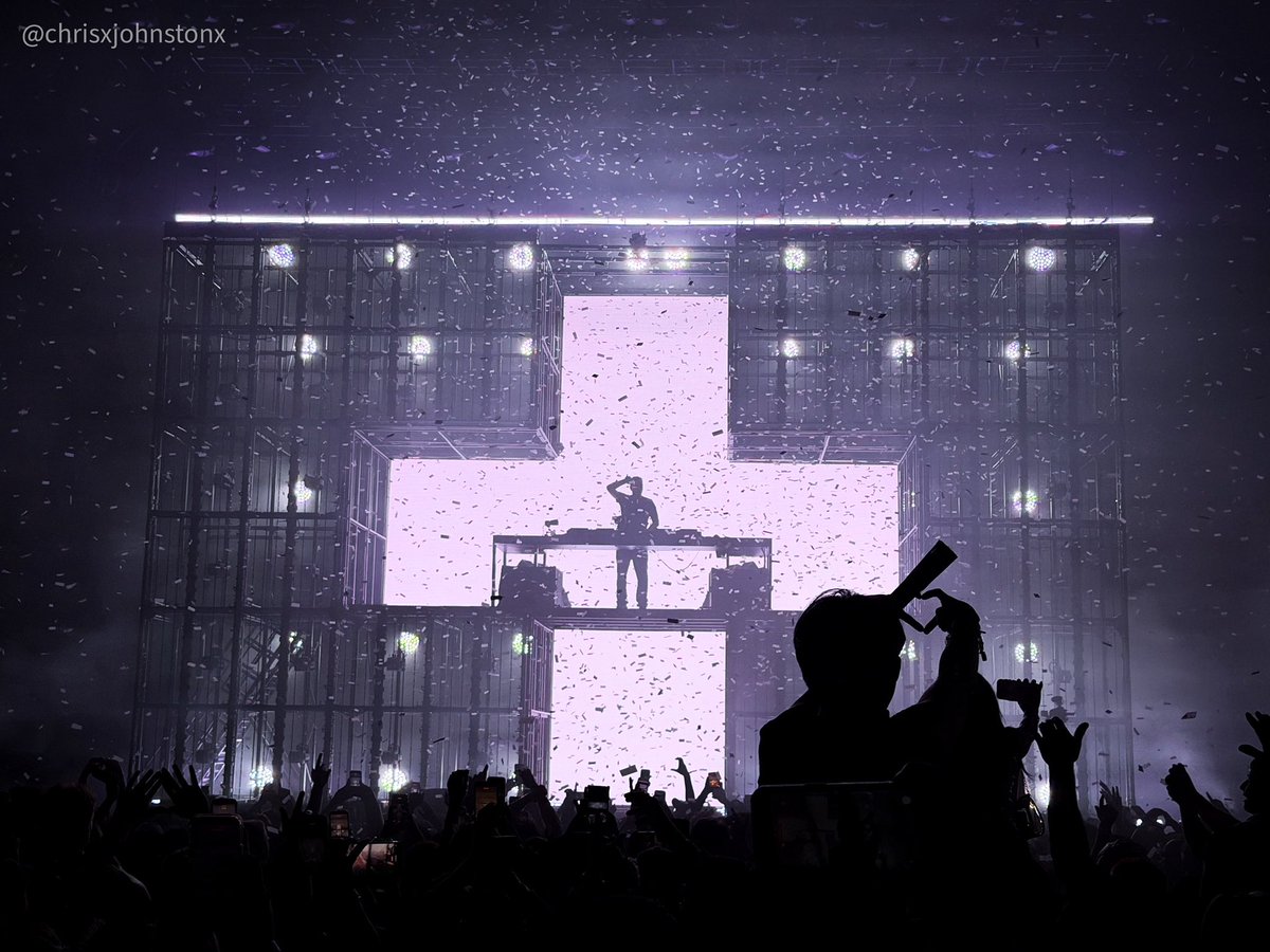Homelessbaby's tweet photo. Martin Garrix Americas Tour Day 1 https://t.co/q71LgIdlM6
