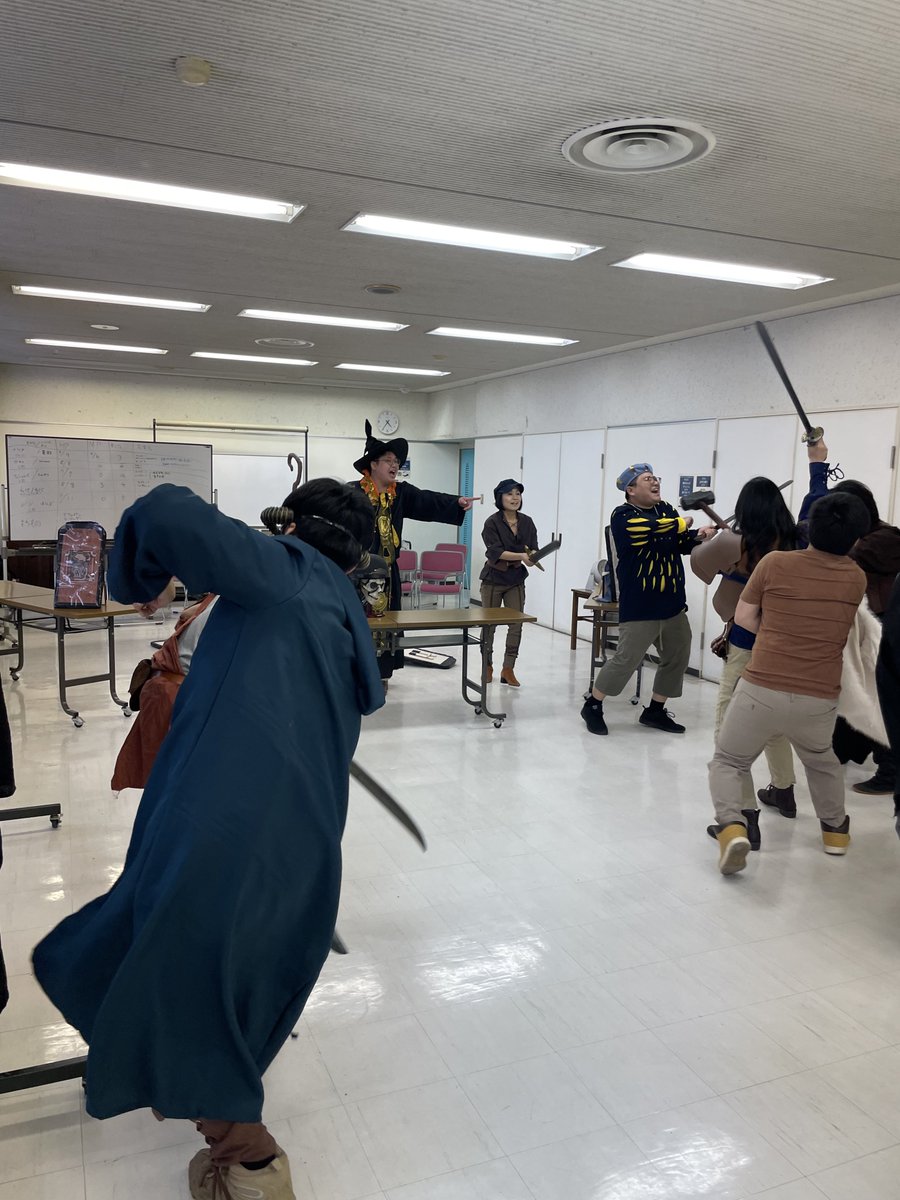 LARP_Laymun's tweet photo. カムガヤーはついにお縄に!巨大なゴーレムを打ち倒し、冒険者たちは凱旋となりました!
#laymun https://t.co/t2w7YVhZqY