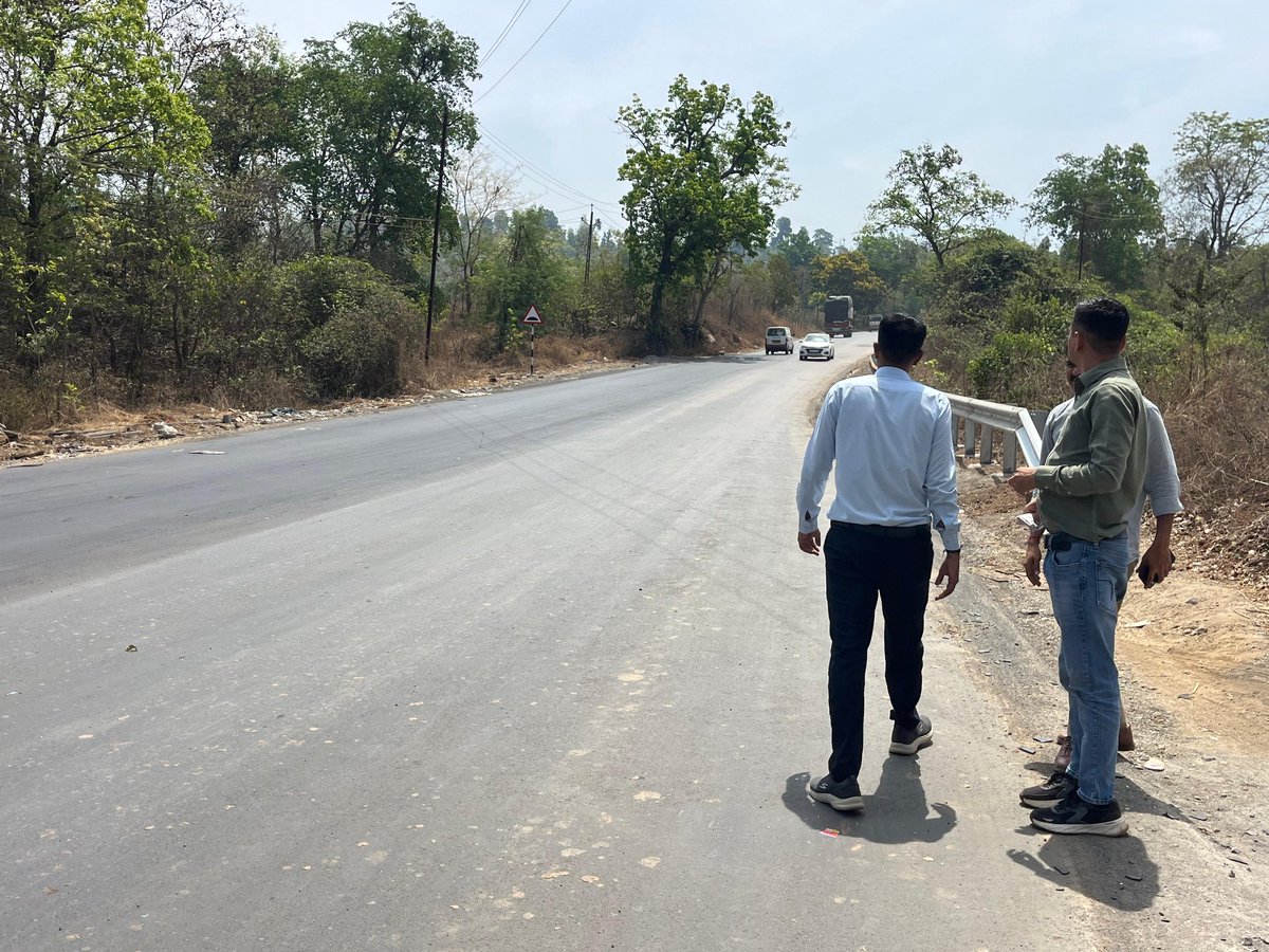 rtovalsad's tweet photo. ગુજરાત રોડ સેફ્ટી ઓથોરિટી અને આરટીઓ વલસાડ ના સંયુક્ત ઉપક્રમે બ્લેક સ્પોટ વિઝીટ કરવામાં આવી અને બ્લેક સ્પોટ ઉપરના ટૂંકા ગાળા અને લાંબા ગાળાના સુધારણા પગલાંઓ અંગે ચર્ચા કરવામાં આવી.@GRSAofficial @COTGuj_office @collectorvalsad @sanghaviharsh https://t.co/oNvH0Ceydj