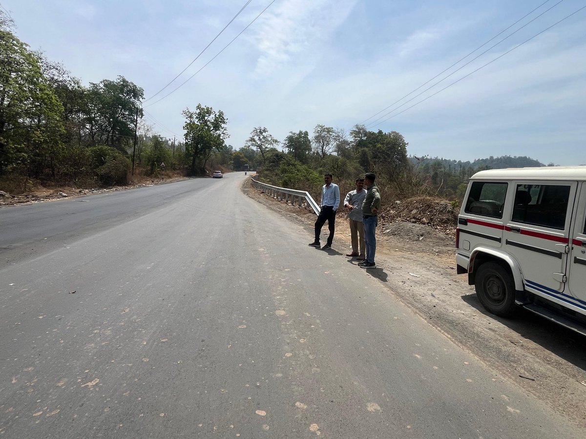 rtovalsad's tweet photo. ગુજરાત રોડ સેફ્ટી ઓથોરિટી અને આરટીઓ વલસાડ ના સંયુક્ત ઉપક્રમે બ્લેક સ્પોટ વિઝીટ કરવામાં આવી અને બ્લેક સ્પોટ ઉપરના ટૂંકા ગાળા અને લાંબા ગાળાના સુધારણા પગલાંઓ અંગે ચર્ચા કરવામાં આવી.@GRSAofficial @COTGuj_office @collectorvalsad @sanghaviharsh https://t.co/oNvH0Ceydj