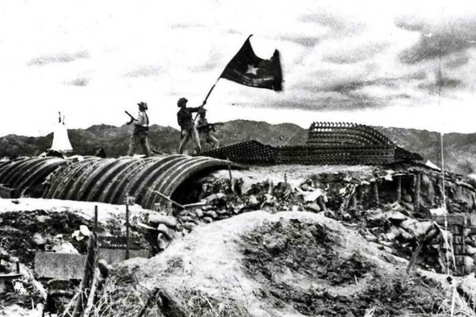 ANPIRomaPosti's tweet photo. Il #7maggio 1954 l’esercito #Vietnminh, guidato dal generale #Giap, espugnò la vallata di #DienBienPhu dopo 55 giorni di assedio, ponendo fine all’occupazione francese dopo più di un secolo di dominazione coloniale. La #Francia perse 5.817 soldati ed il suo impero in #Indocina. https://t.co/PuoI7Hus5Z
