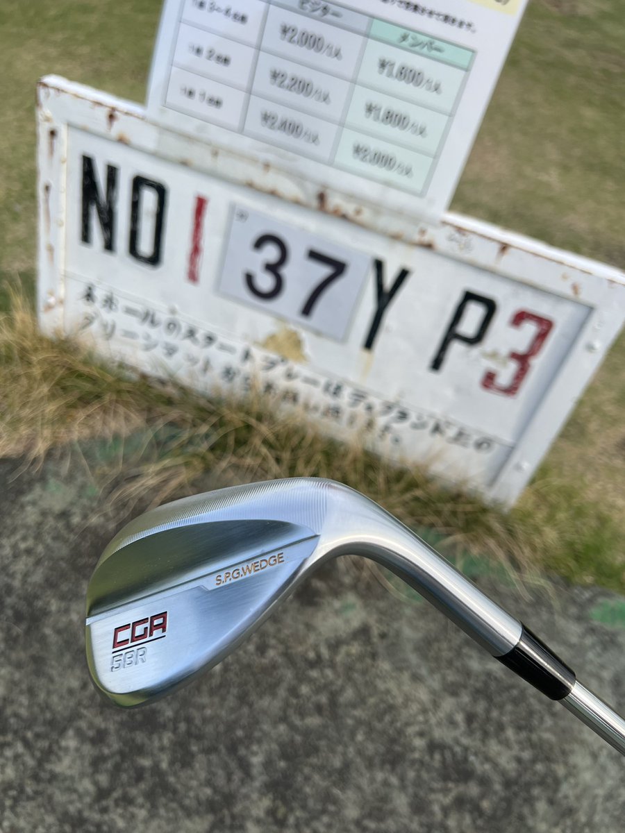 junyaaku's tweet photo. CGAウェッジじゅんやあくスペシャル、ショートコースで試してきました！58って書いてあるけど60度にしてもらいました。ソールが絶妙で、バウンスが跳ねたり邪魔したりすることがなく、かつだるま落としみたいになることもなく、30〜50ヤードの打ちたい距離をほぼワンピン以内にコントロールできたぜ！ https://t.co/wEWhOewE3l